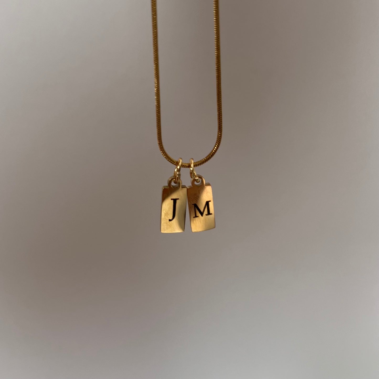 Collar de inicial rectangular