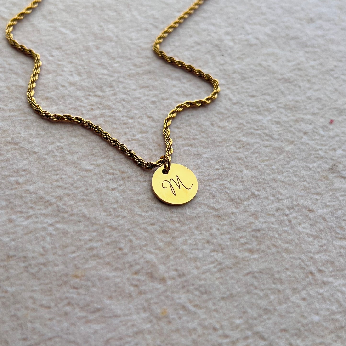 Collar de inicial placas grabadas