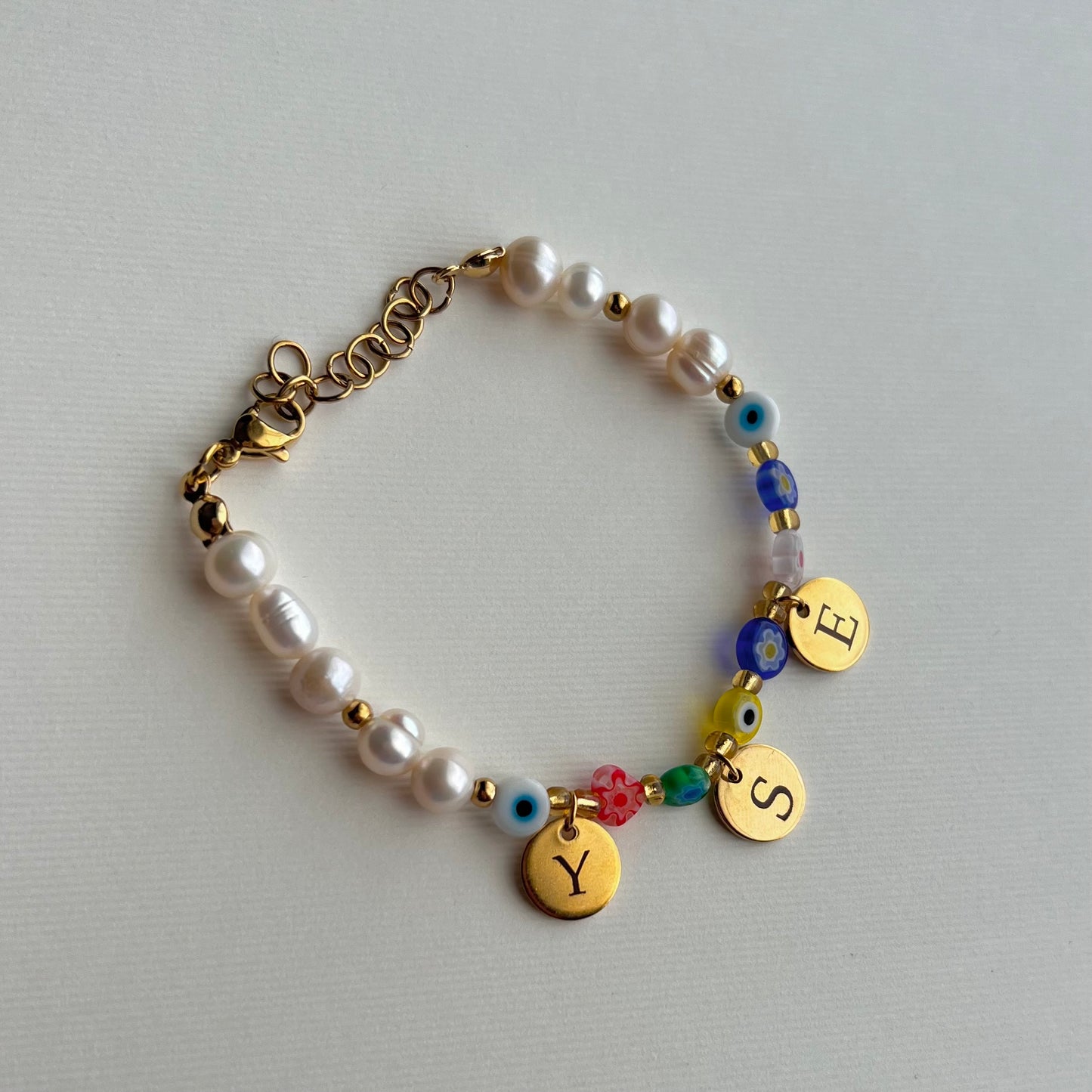 Pulsera personalizada con piedras y perlas de rio