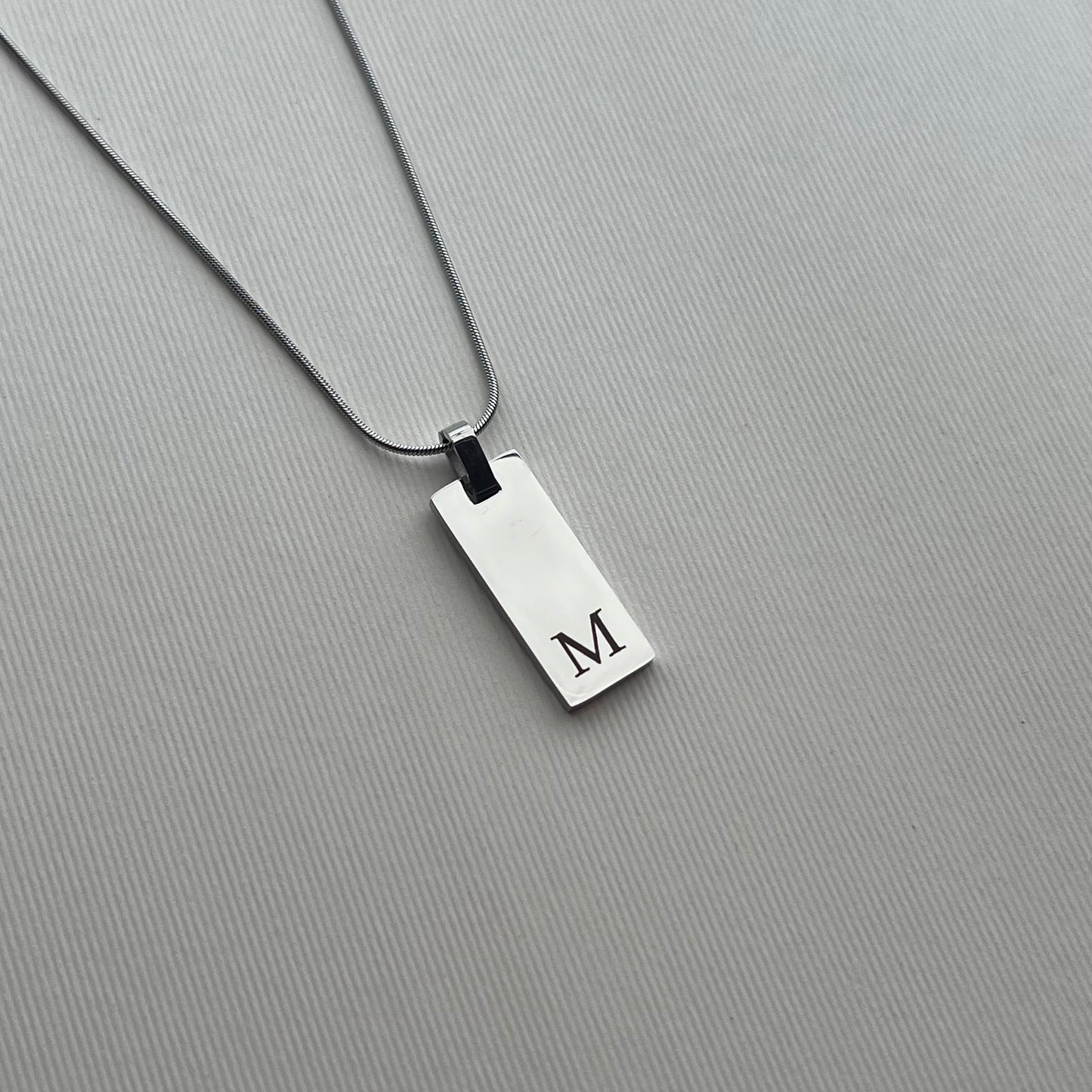 Colla de mirada, collar de inicial plateado