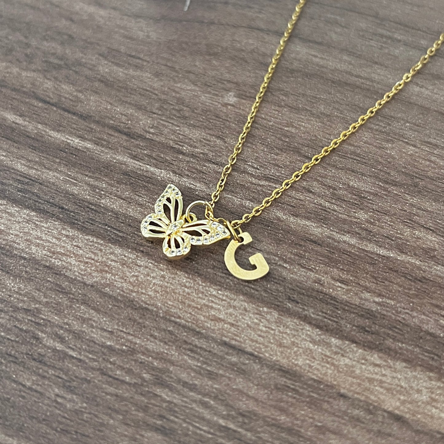 Collar de mariposa con inicial