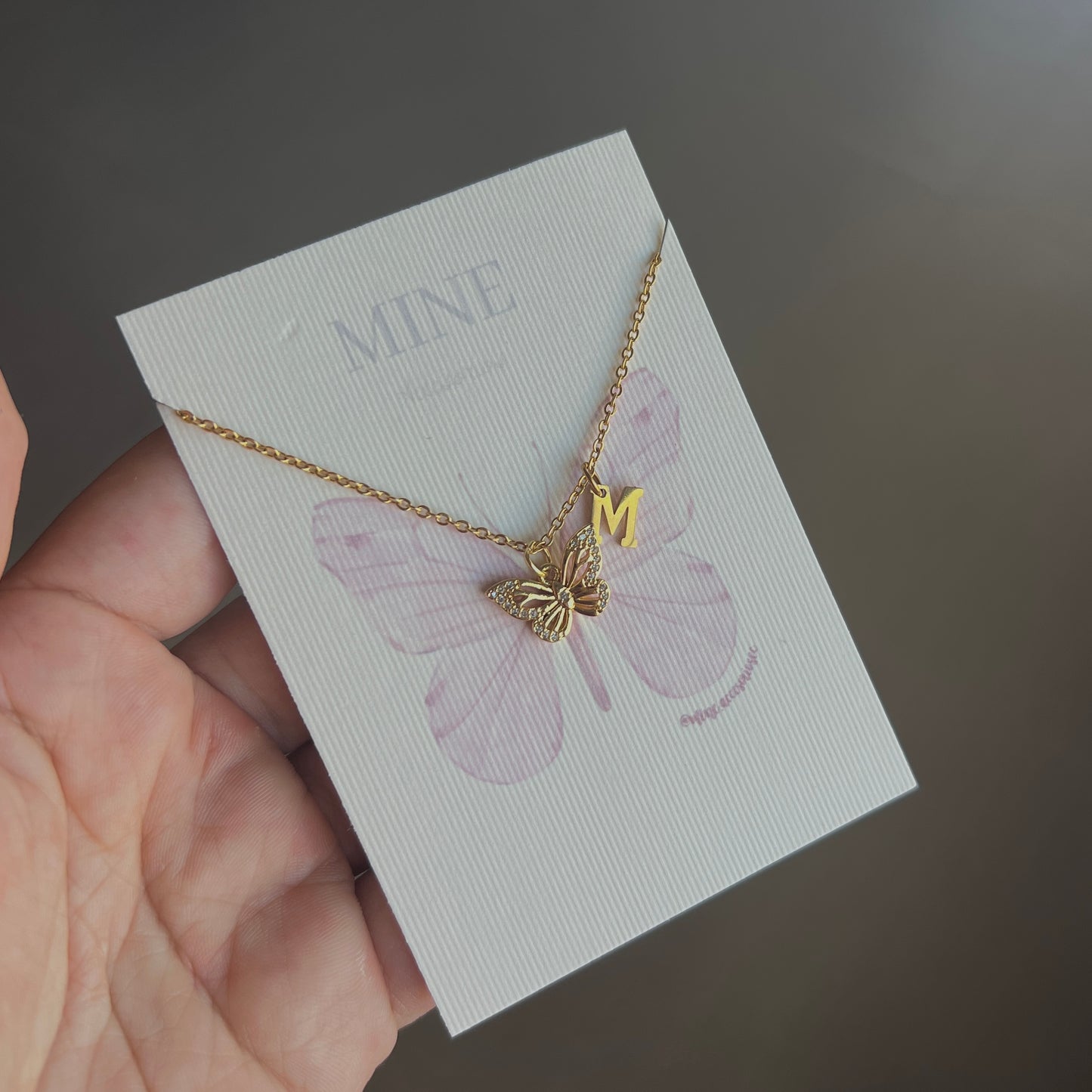Collar de mariposa con inicial