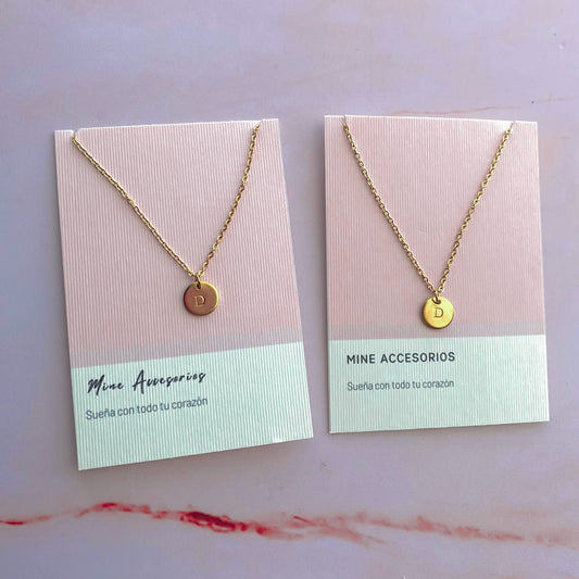 Collar de inicial placas grabadas